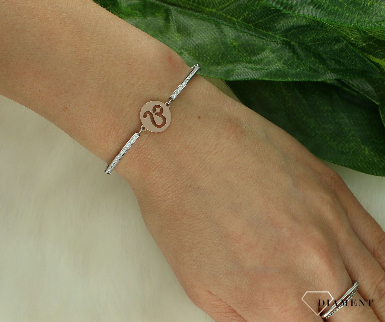 Bransoletka damska znak zodiaku Lew Nomination Italy Milleluci rosegold 028014 005  kolekcji Zodiaco. Wykonana ze stali szlachetnej, zdobiona mieniącymi się, błyszczącymi cyrkoniami pave oraz zawieszką ze znakiem zodiaku LEW w kolorze różowego.jpg